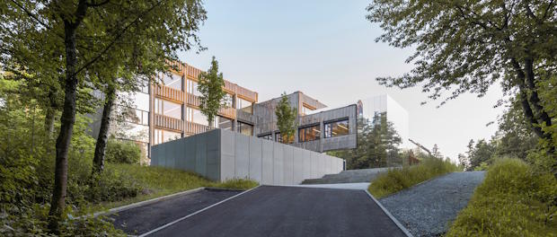Het gymnasium in Neustadt an der Waldnaab uit de jaren 1970 onderging een algehele renovatie en werd door Brückner & Brückner Architekten omgebouwd tot een modern schoolgebouw. 