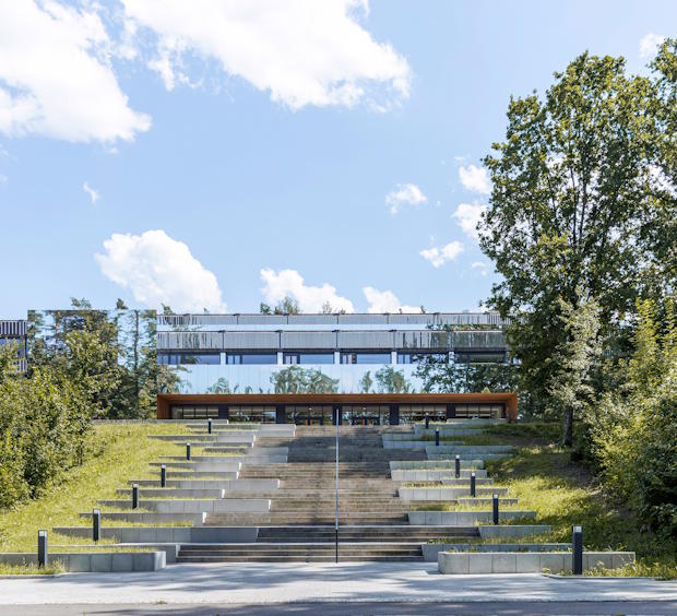 Voor de moderne schoolfunctie werd de ruimte-indeling, bij gelegenheid van de renovatie van het gymnasium, systematisch omgestructureerd en werd een nieuwe ingangssituatie met grote buitentrap gecreëerd.