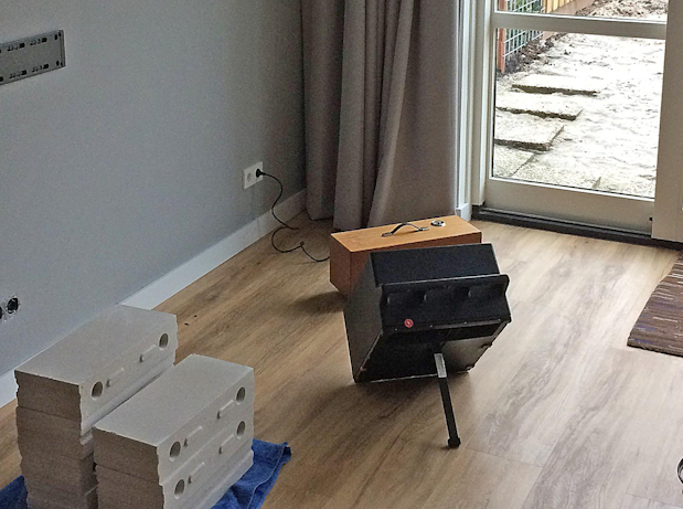 WebBT1124BouwfoutenGeluid1 | BouwTotaal Met een ruisbron en hamerapparaat wordt de geluidsoverlast naar de buren gemeten. Uiteindelijk is besloten de woningscheidende wand te verzwaren met een kalkzandsteen voorzetwand aan beide zijden.