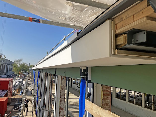 WebBT1224AfbouwStrikolith4 | BouwTotaal Om de luifels te kunnen afpleisteren moest een daarvoor geschikte plaat als ondergrond worden gebruikt. Dat werd de 12 mm dikke Strikotherm Omniclad O2 pleisterplaat die aan een houten uittimmering kwam te hangen.