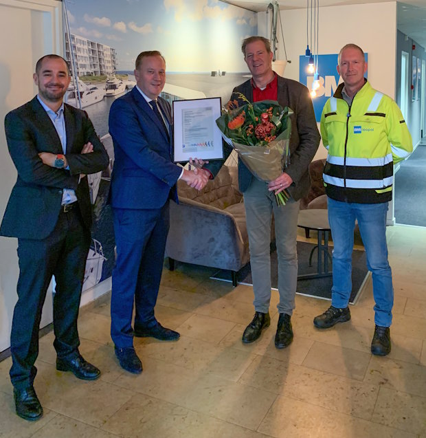 Overhandiging van de certificering.Van links naar rechts: Hans Aerts, Director Mod. Bitumen Technology BMI Group, Igor La Vos, Sales & Marketing Director BMI Benelux, Marco de Kok, Certification Expert Industries en Environment SGS INTRON Certificatie B.V., Herman Boersma, Plant Manager Icopal Groningen.

