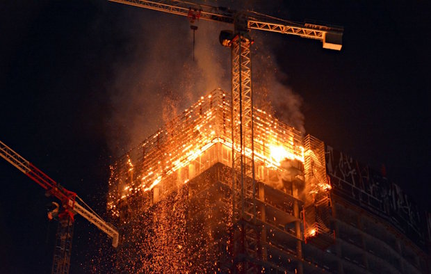 Gebouw wat tijdens de bouw in brand is gevlogen