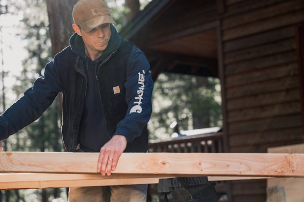 Man in een carhartt bodywarmer