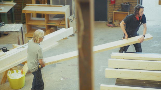 Twee mannen aan het werk in de werkplaats