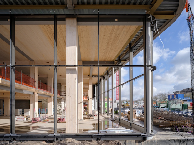 web1BkiP0324CVCLT3 | BouwTotaal In opdracht van Woonstad Rotterdam is in 2024 houten woongebouw ‘Valkensteyn’ verrezen van twaalf verdiepingen en 40 meter hoog in de wijk Pendrecht. Foto: LinkWood.