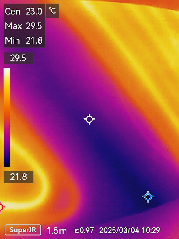 Er bleek ook een onverwarmde zone in de dekvloer aanwezig. Daarbij leidde de overgang tussen verwarmde en niet-verwarmde delen ook tot onthechting van de dekvloer.