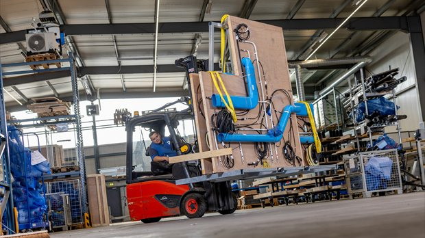 Prefab skid met leidingen en bekabeling wordt met een heftruck verplaatst in de werkplaats van Preworxs.