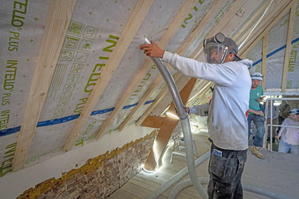Biobased inblaasisolatie dak bij renovatieproject in Vlaardingen. Foto: Building Balance.